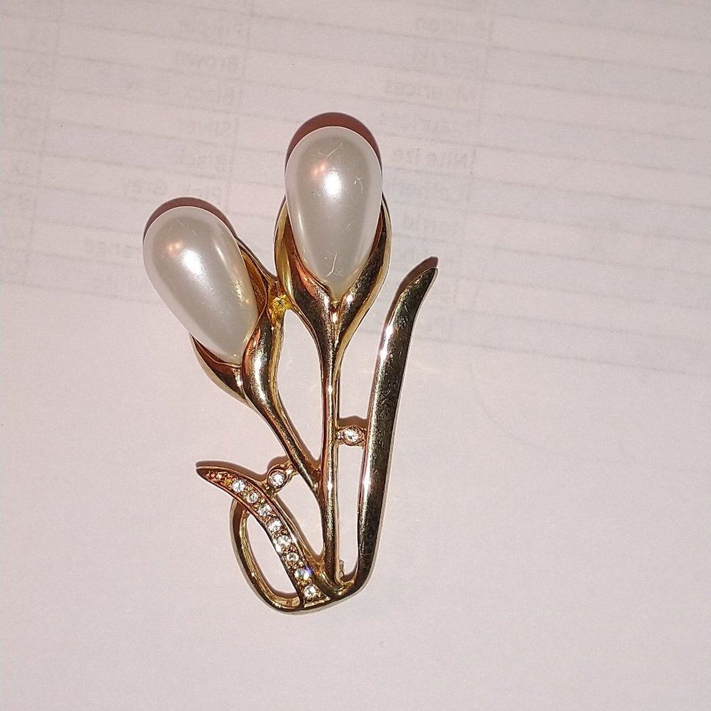 Brooch, Lilly, gold toned with 2 pearls